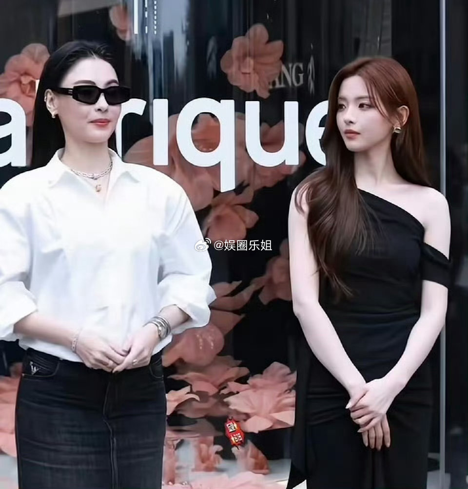 看完这张漂亮的脸再看那张漂亮的脸两代美女同框实在是养眼，前辈面前，超越妹妹也是落