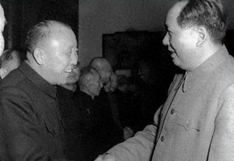1956年卫立煌在怀仁堂观看话剧，毛主席因兴致勃发当场破例做出一个不寻常的决定！