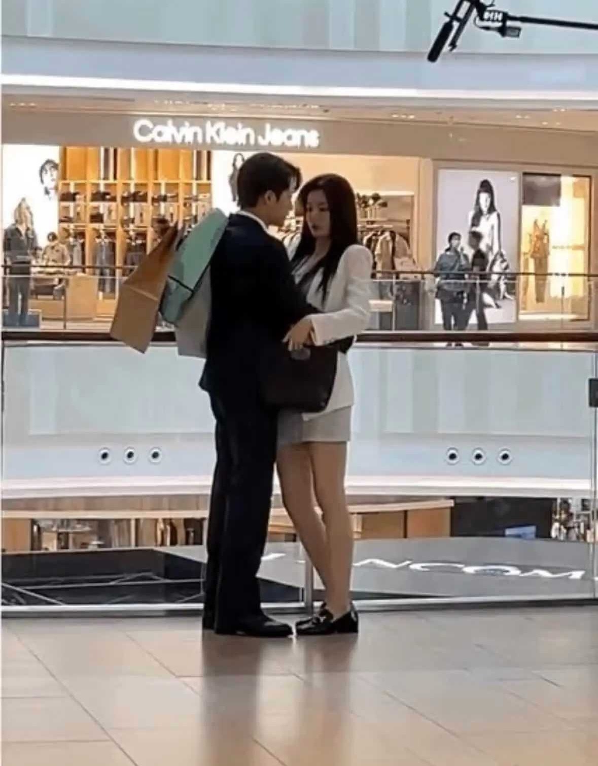 现偶男主真的不能矮，和女主肯定要有身高差吧，要不然穿穿增高鞋试试呢 