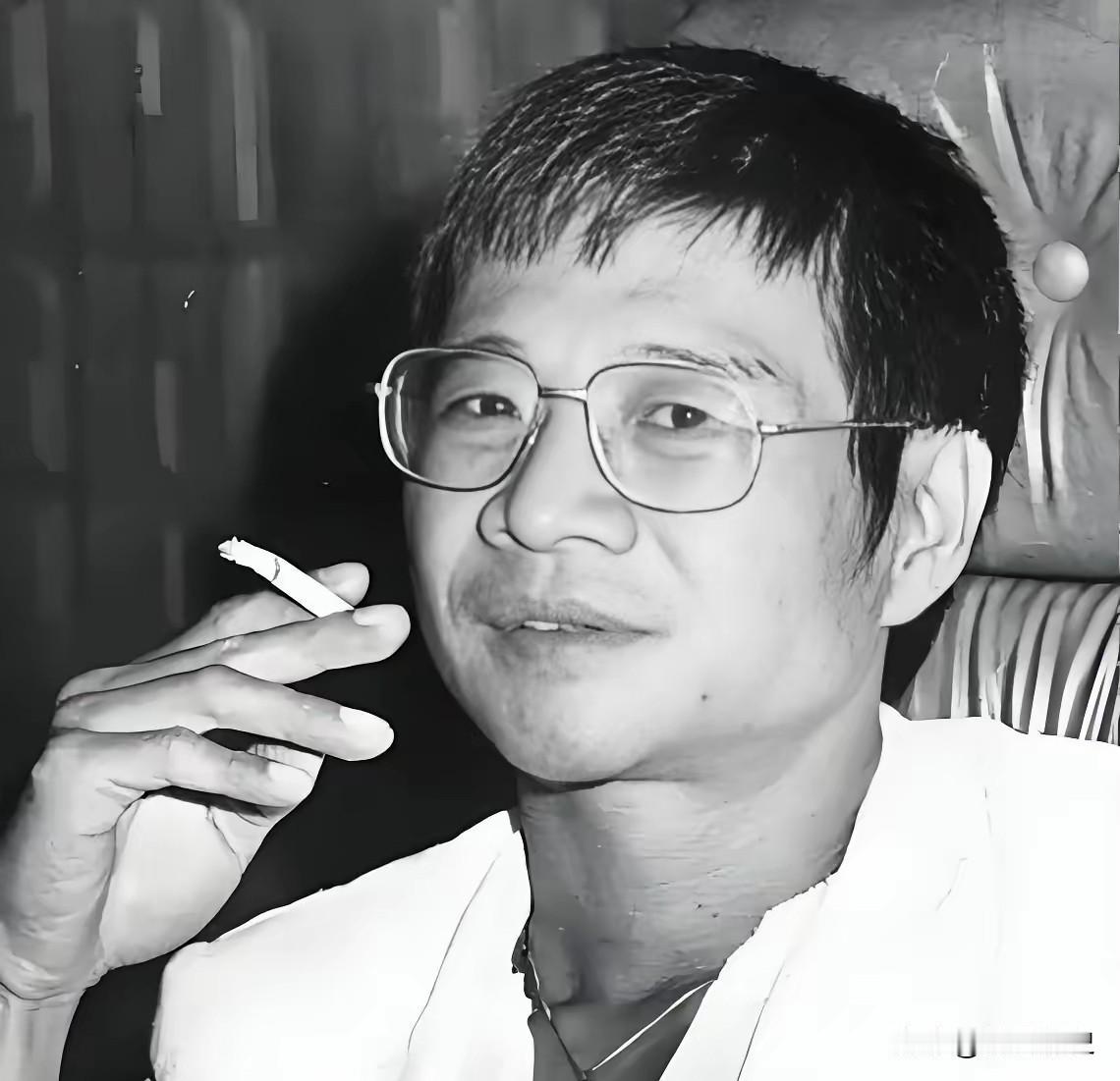 从肥皂刻章的潜逃者到香港四大才子：倪匡的一生，才华盖不住人生污点
 
他伪造公章