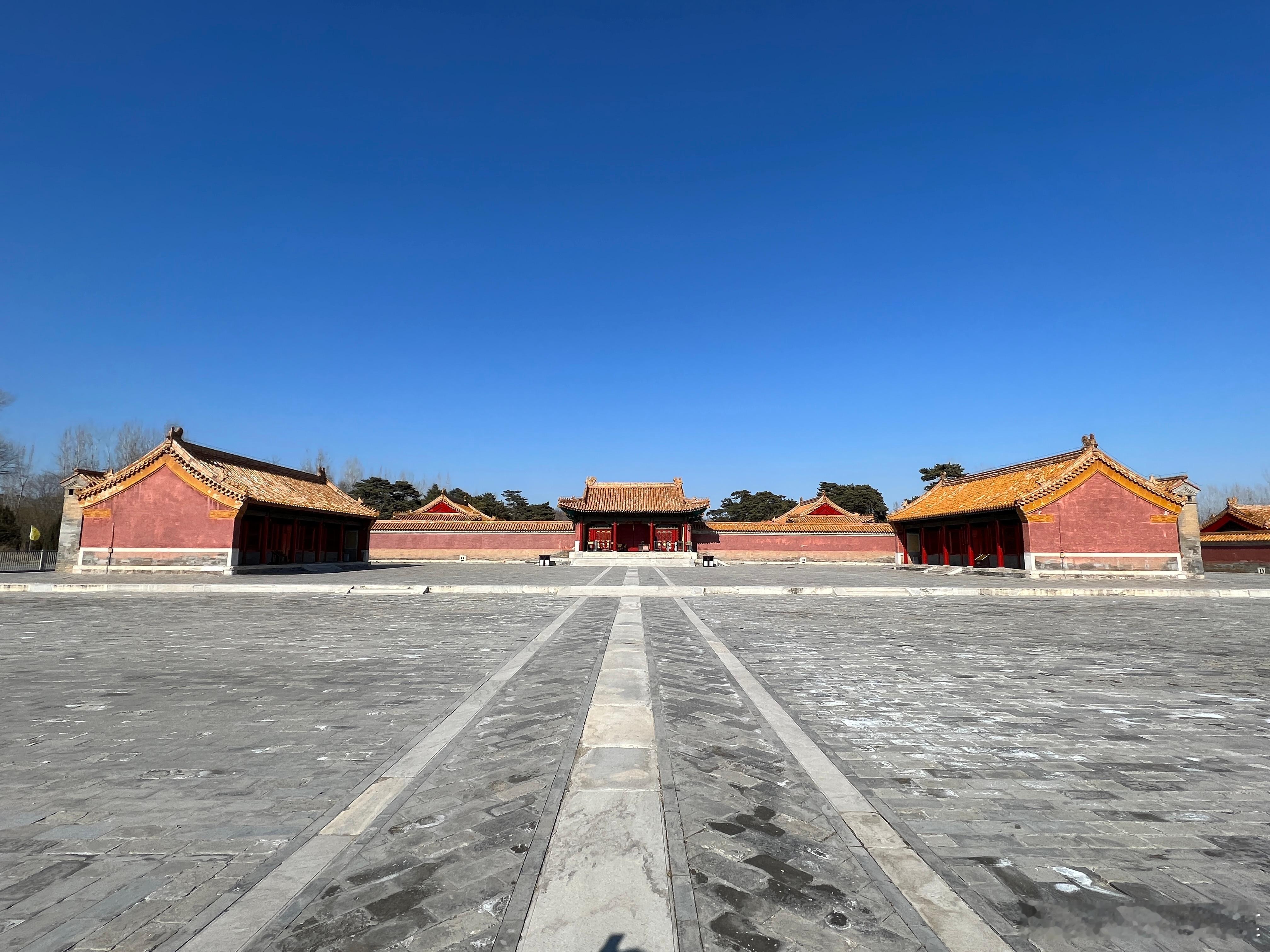 昌西陵。昌西陵建于咸丰年间，是孝和睿皇后的陵墓。属于缩减了规制的一座皇后陵。在陵