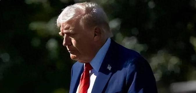 从未见过变脸如此之快的政客。前脚在北京满脸堆笑，后脚回国就翻脸威胁。眼看牌局不利
