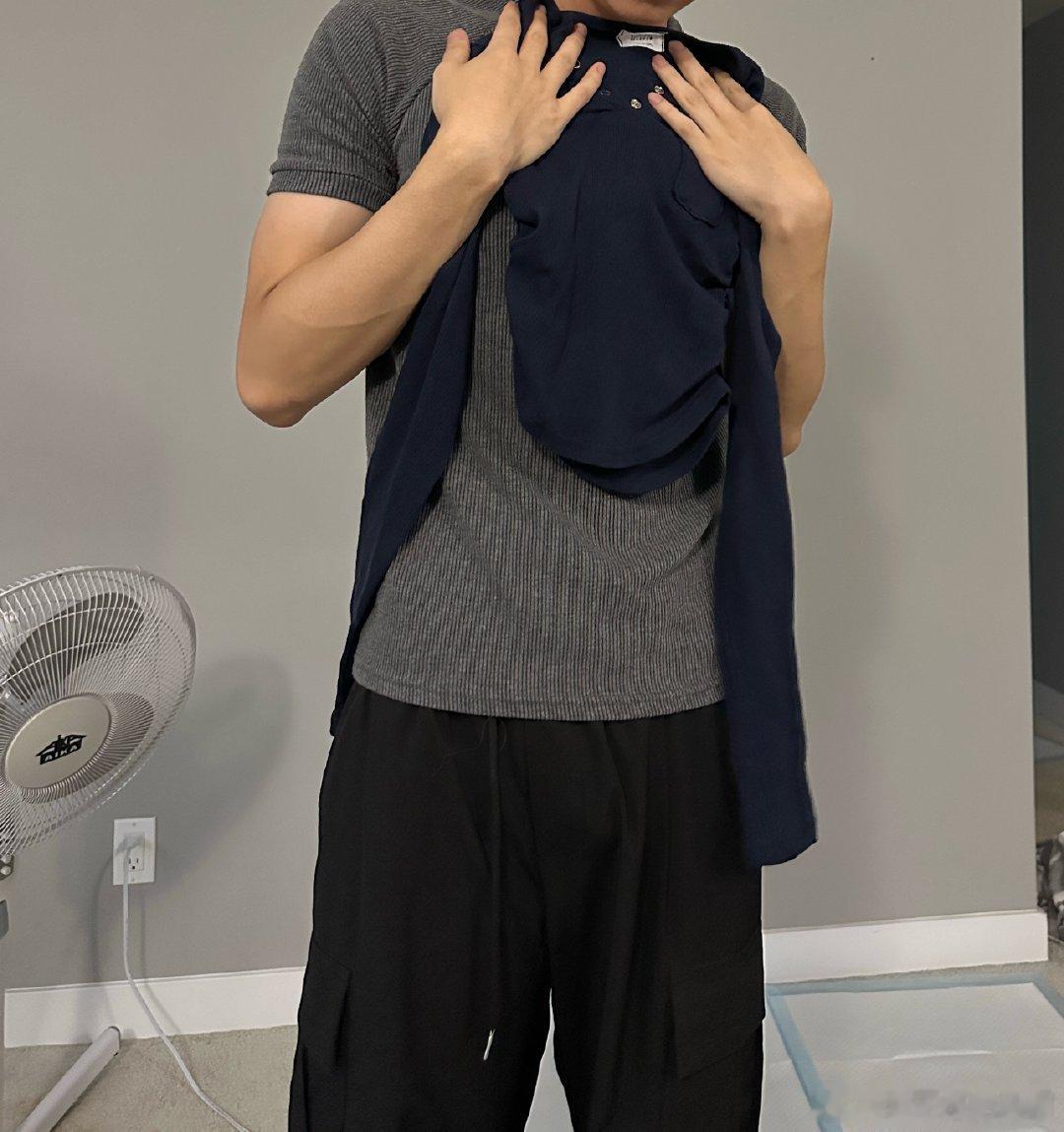 陈姐在韩国买的小衫，均码，不让试穿，但她还是买了。科长说这是成年人能塞进去的？这