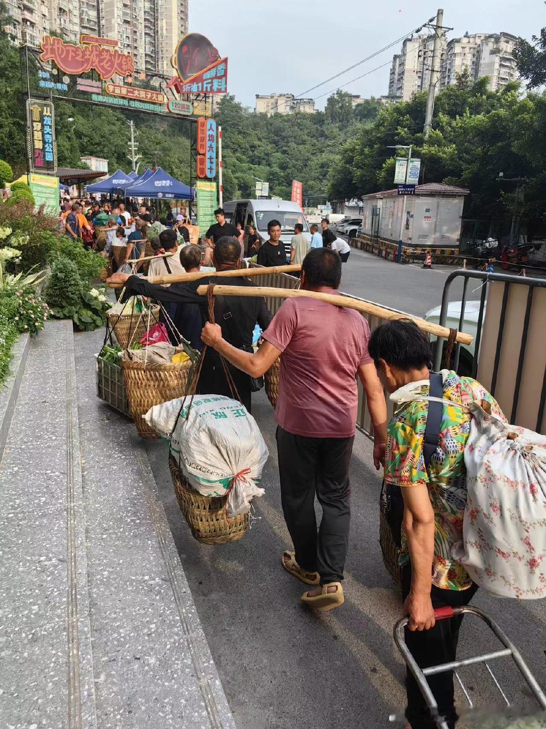 #重庆小背篓菜农早餐怎么吃#真的被他们这种精神给感动到，一个背篓承载这一个家庭的