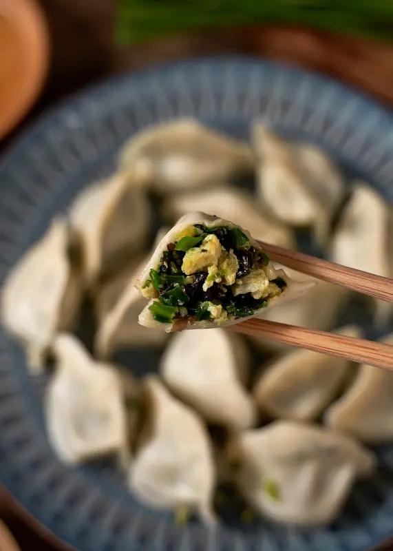 韭菜鸡蛋馅饺子放姜吗？这还真没有标准答案。有人觉得姜是厨房“万能神器”，放姜能去