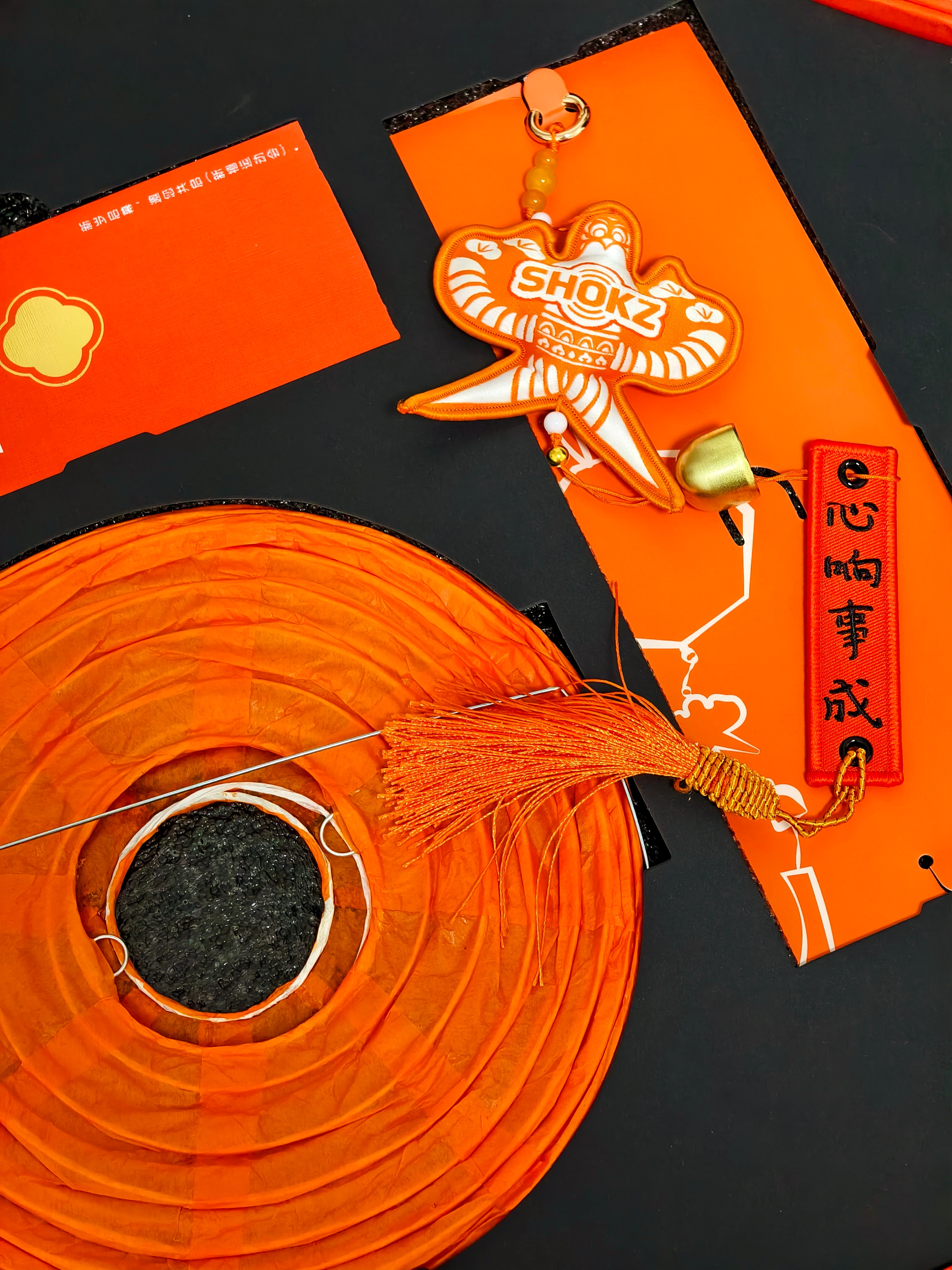 收到了来自韶音送的新年礼盒[举手][举手]里面有风铃、投壶和一盒音乐棒棒糖[哇]