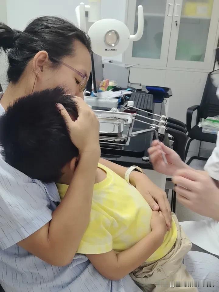 队友好心办了坏事。

晚上，队友为了两个孙子吃好饭早早就准备做菜，在煎鱼时胳膊还