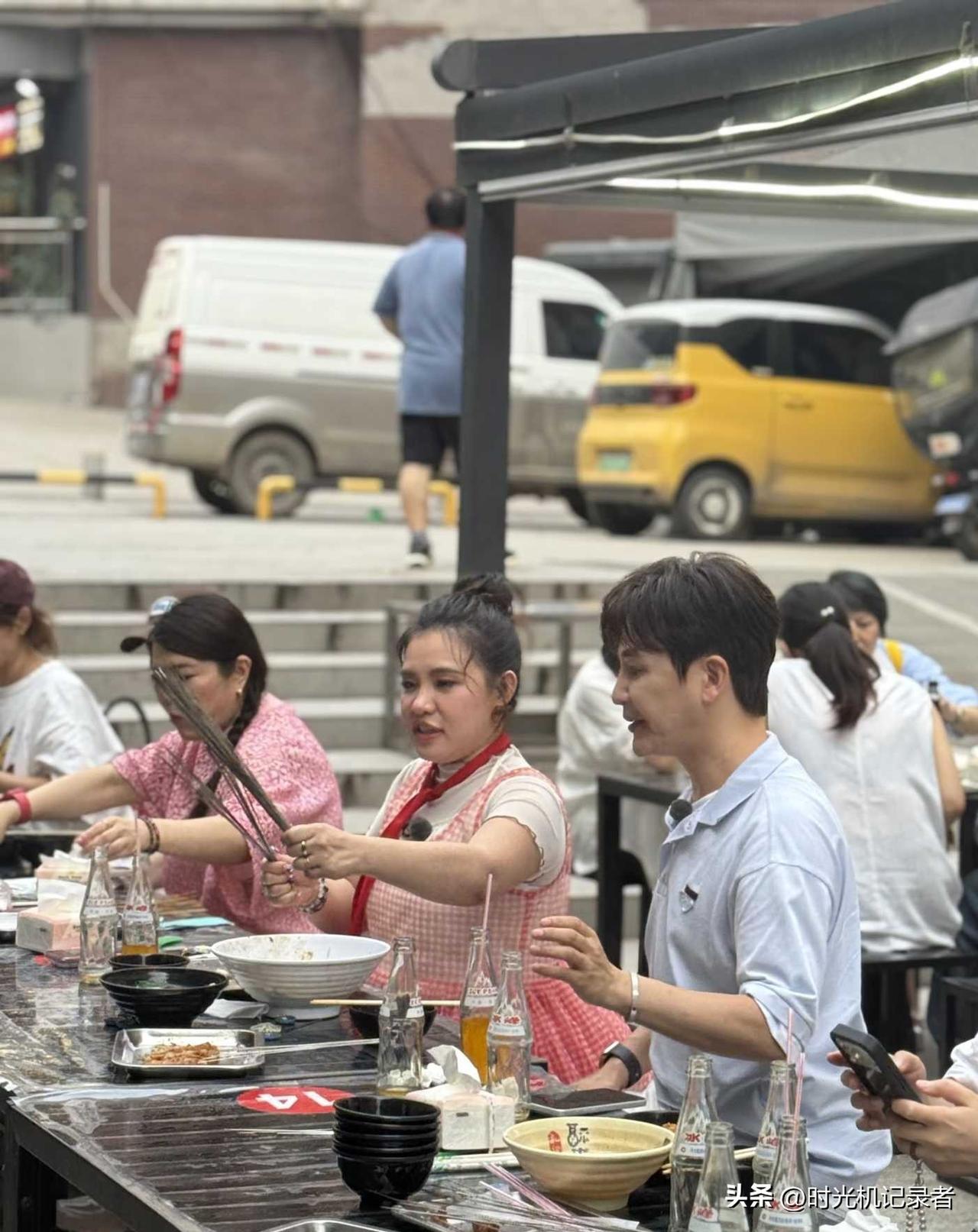 谢依霖和孙坚打卡西安美食，果然谢依霖和孙坚的侧脸都很立体，这就是明星相吧。
谢依