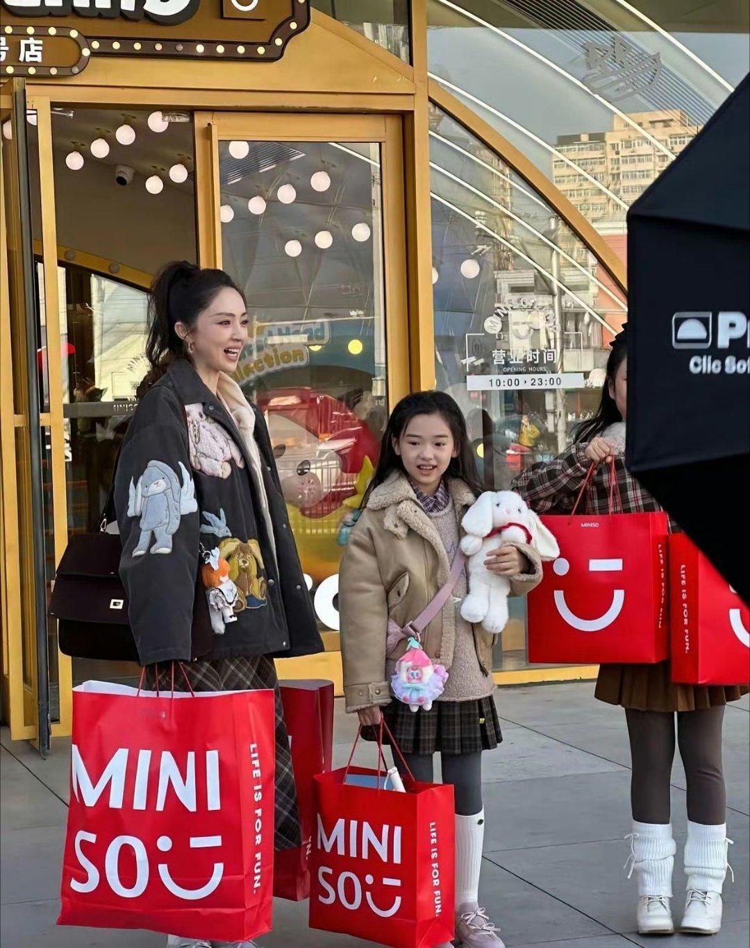 其实我真觉得有颜有钱有女儿，是可以不用再婚的。 