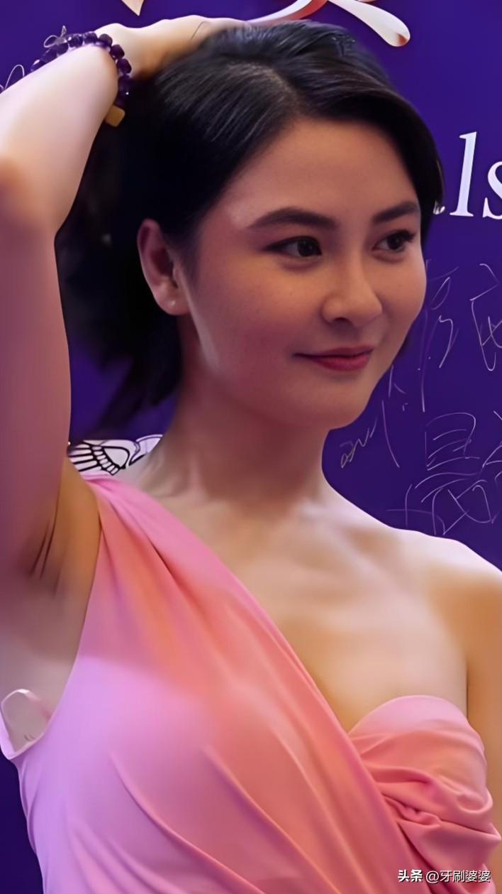 吴丹不愧是亚洲小小姐全球总冠军。不管是粉色礼服，还是简约白色穿搭，不同造型都能稳