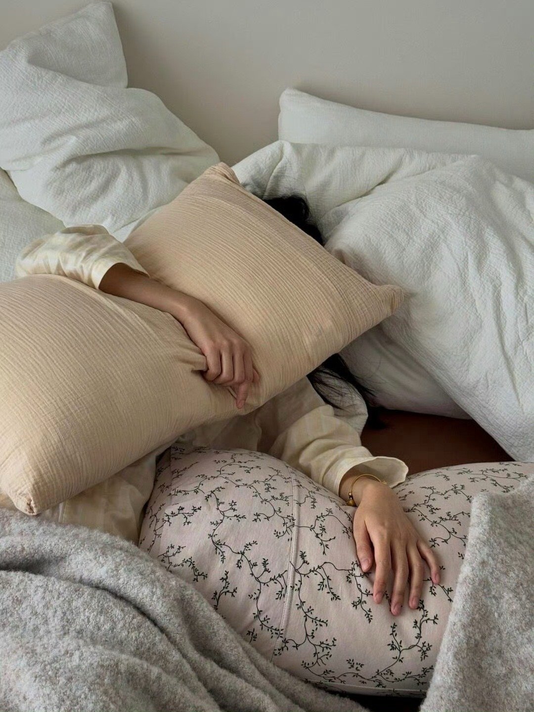 人生就四件事:心情、睡眠、肌肉量、现金流。守住这四件事，其他都是噪音。 