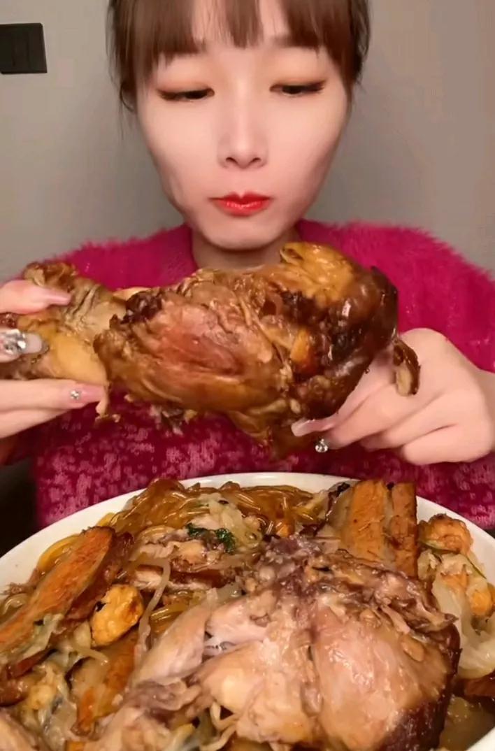 红唇含香，美味盈口。#海鲜美食，# #美食佳肴大赏# #美味满口肉香# #花盖蟹