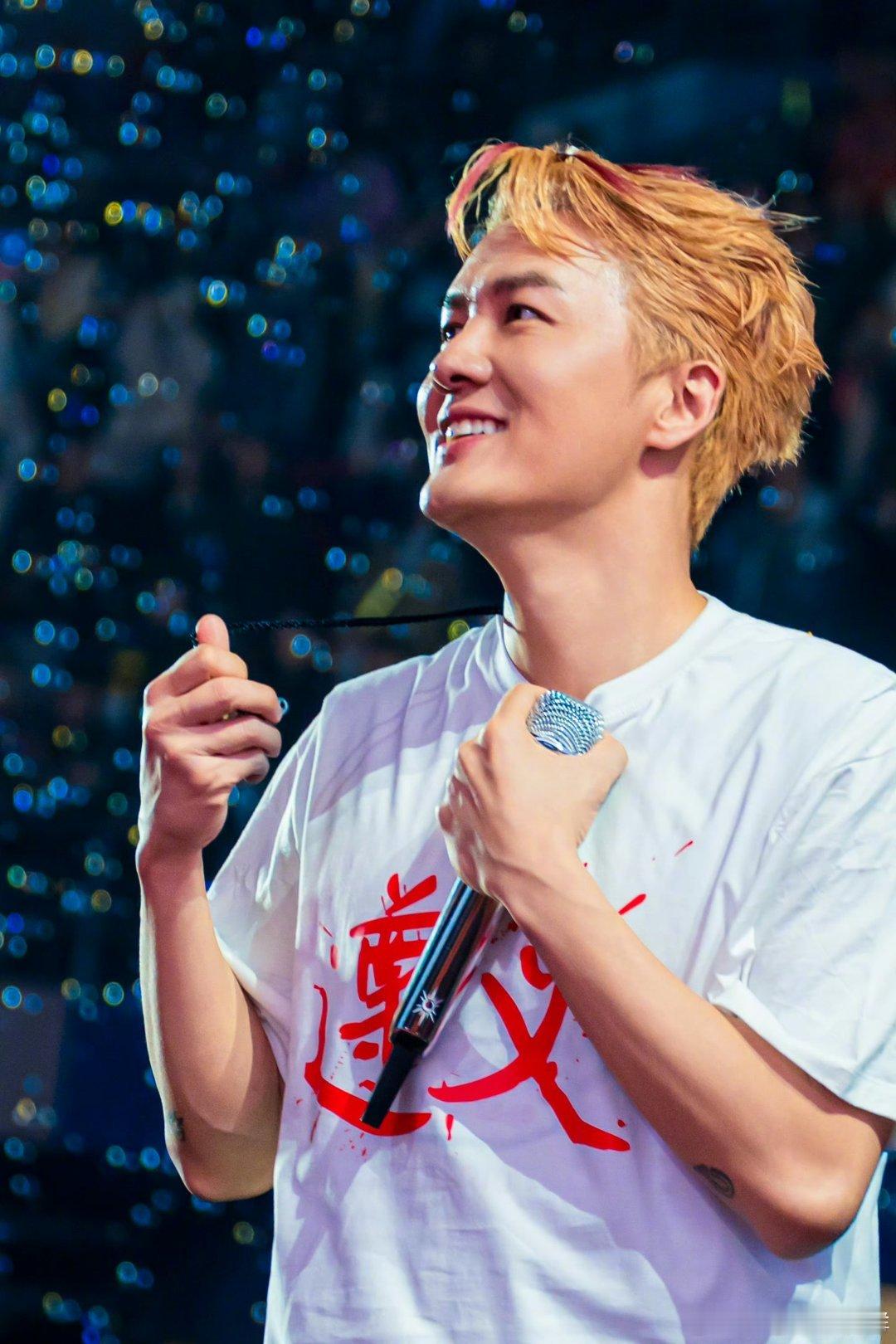 吴克群人民日报撰文以前只知道吴克群会写《为你写诗》，现在看他帮菜农卖菜，这“为你