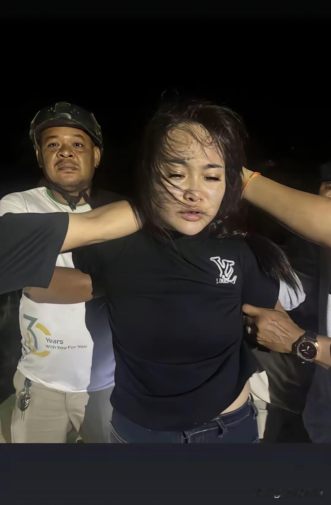 电影中都不敢这样写的情节，现实中真的上演了！
囚车送枪女子被人称为了“江湖最后一