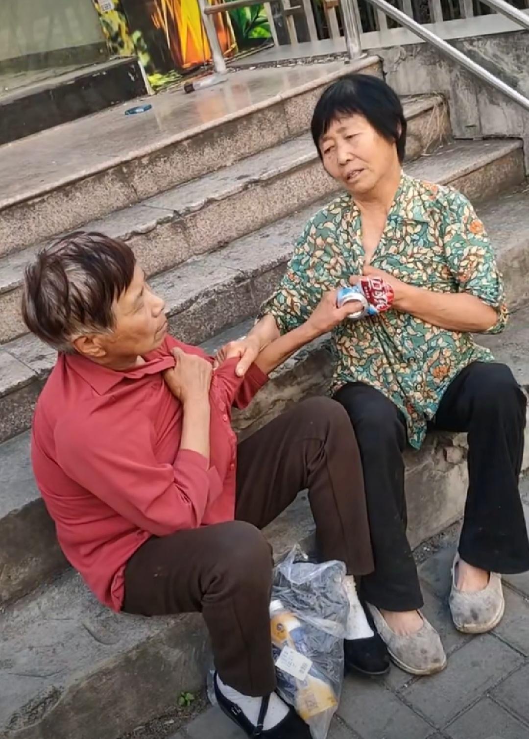 两位女大佬为争抢一个空易拉罐瓶子，互相扯住对方衣服不松手，互相指责对方越界进入自