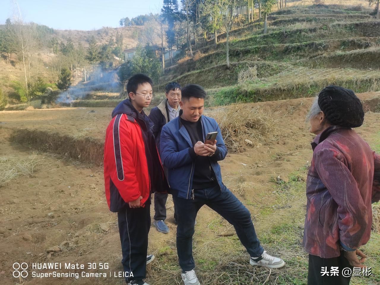 用图片记录驻村工作带着儿子去驻村，田间地头也是课堂。