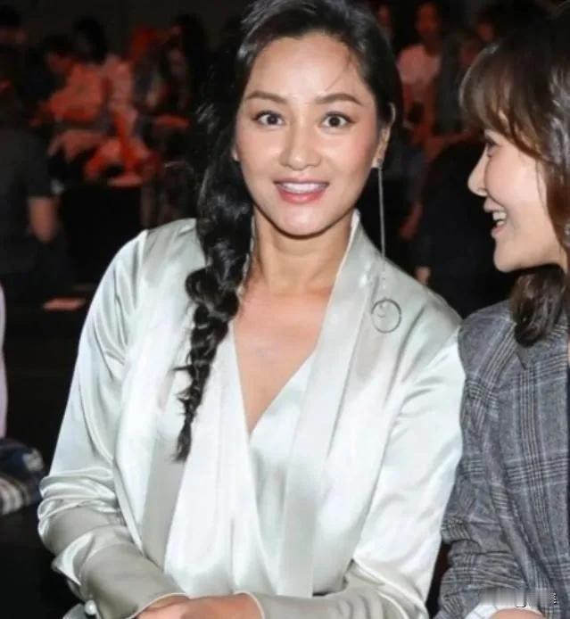 1998年，罗中旭在雨夜车祸中命悬一线，颈椎重伤，几乎瘫痪。那时，正是事业巅峰，