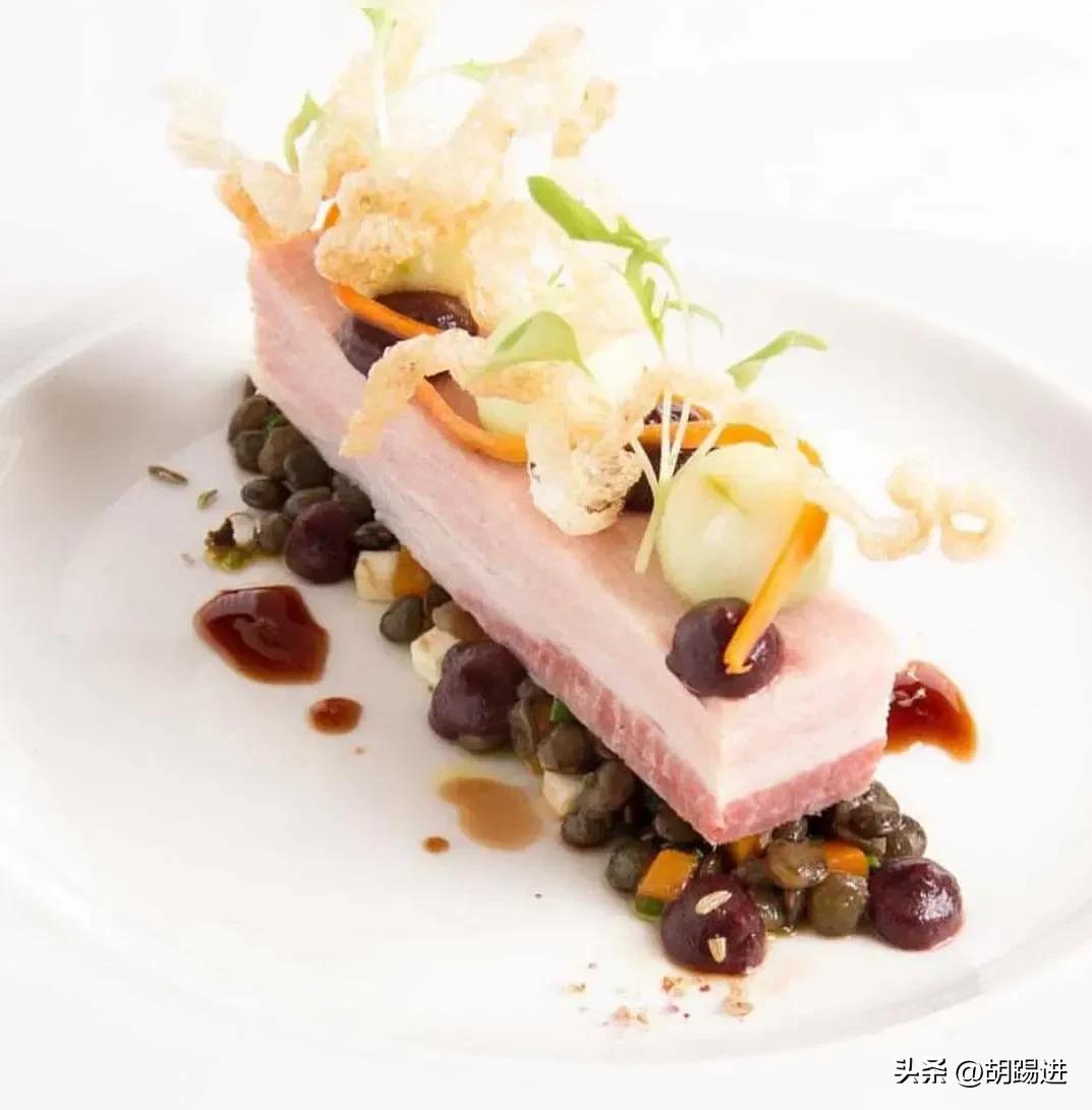 先拉油，再飞水，特氟龙里怼三怼。
盘要大，量要少，空的地方摆根草。
抹点酱，撒点