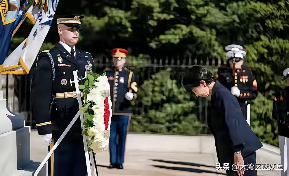 3月20日，高市早苗访美尾声，特意跑到弗吉尼亚州的阿灵顿国家公墓。她对着那里的美