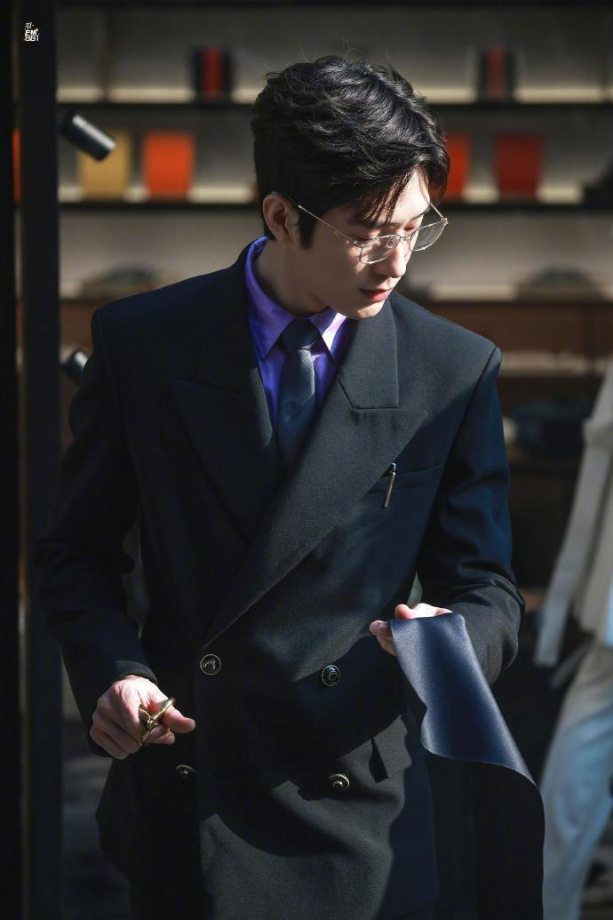 井柏然涨粉井柏然有效播剧剧集热度与演员热度双向奔赴，《早春晴朗》有效播放量稳居榜