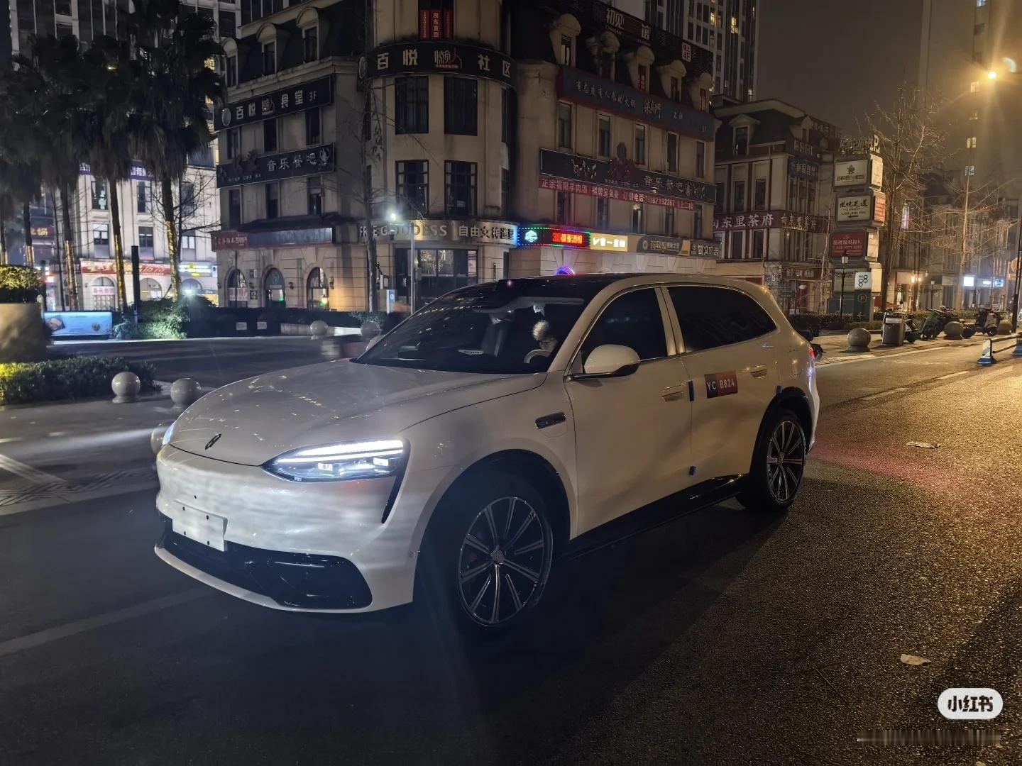 问界M6无伪装实车已出现这个白色还不错吧 