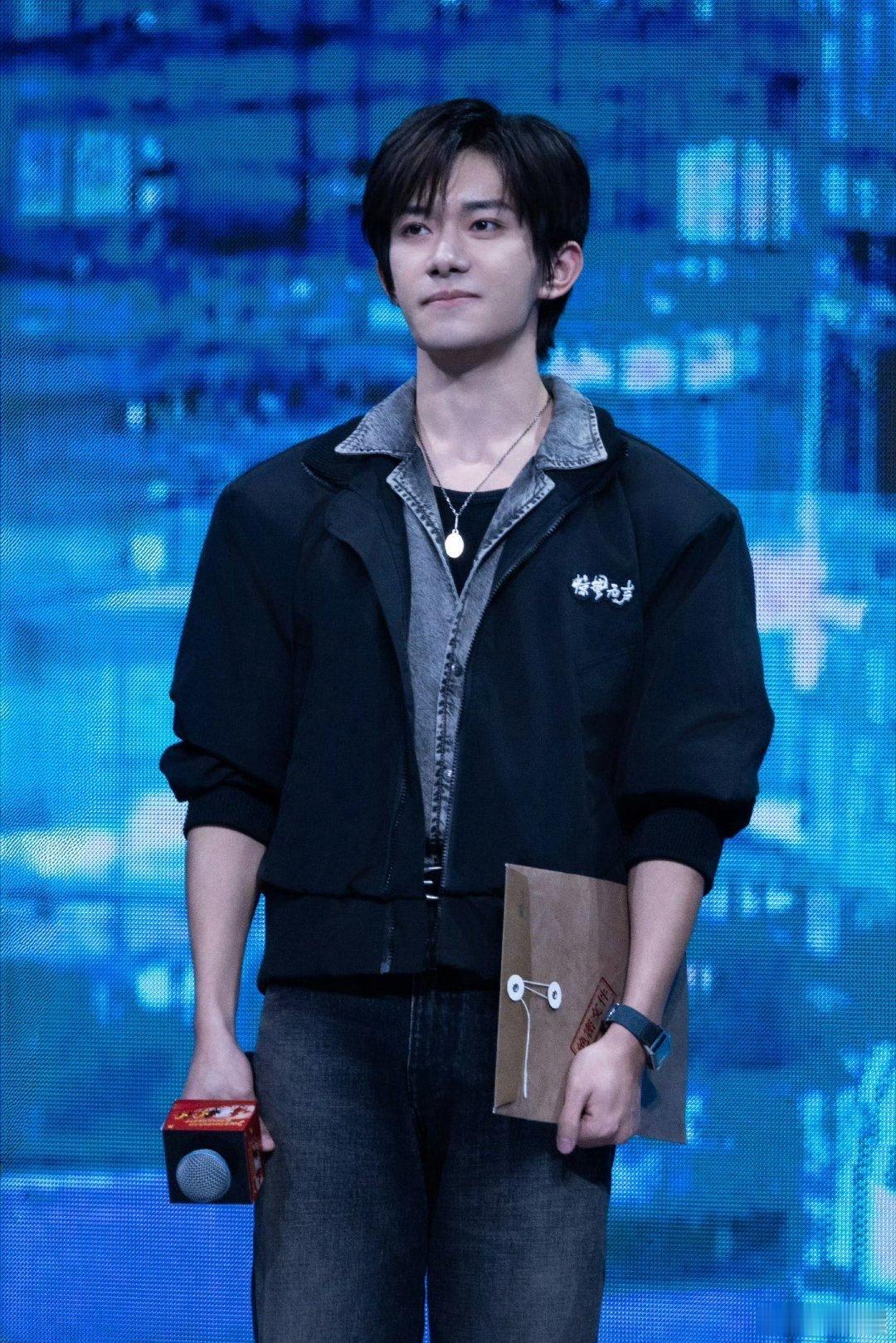 易烊千玺一秒青筋暴起 镜头捕捉到的瞬间太有张力！青筋凸起的细节里，藏着角色的爆发