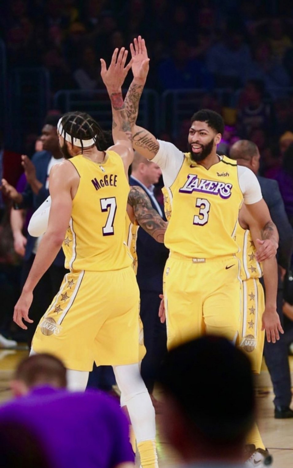 本来看着明天北京主场的内场座有个最前排的，有可能麦基首秀，想拿下来着…一看对手是