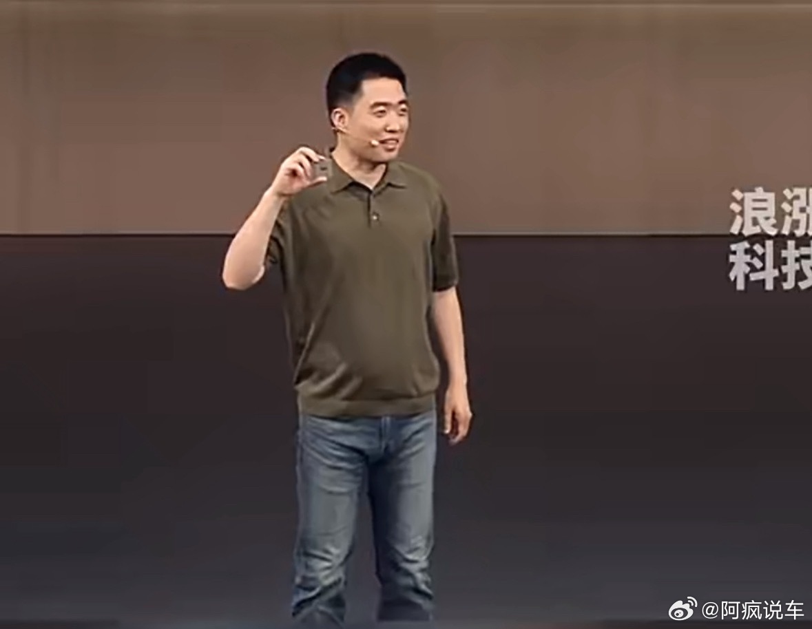 李想现在越来越会玩自己的梗了，之前宣传理想L9Livis的时候，AI视频里也是用