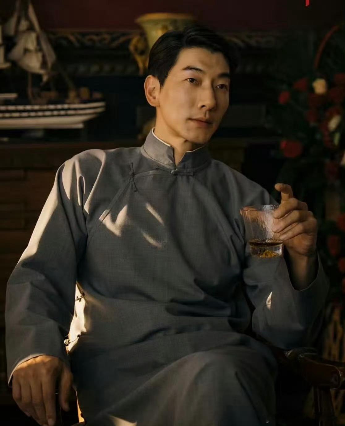 张亮终于有比扫腿舞更长的腿 破防了！张亮的腿长居然比扫腿舞的幅度还夸张，这就是超
