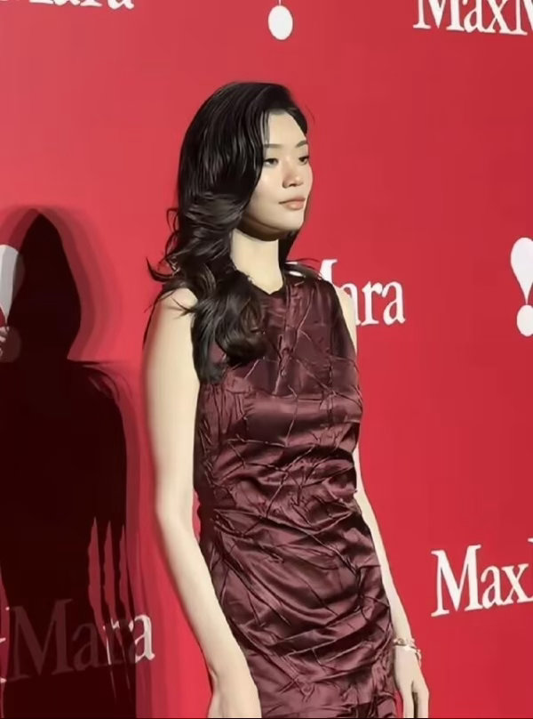 奚梦瑶现身上海，婚后首次亮相红毯，气场全开！有一说一，她的法国大婚，估计也让她觉