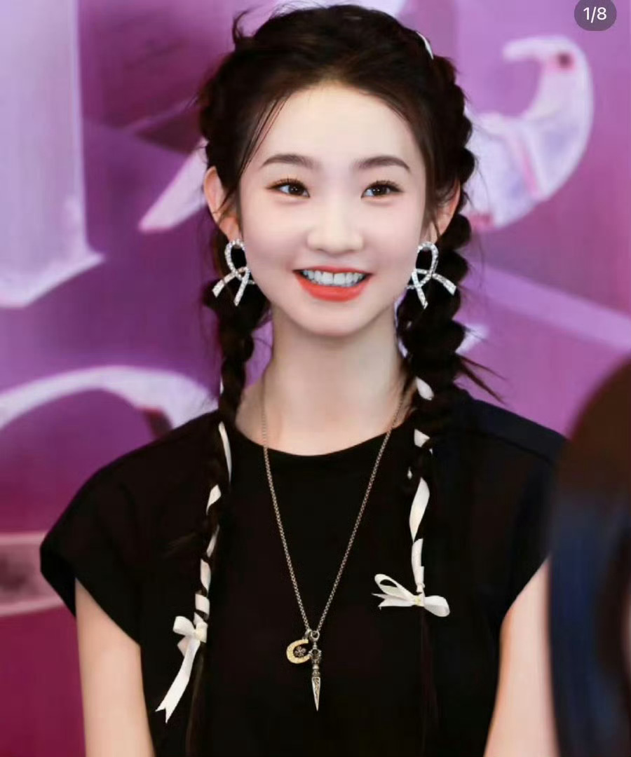 张艺凡从书中走了出来 把小朋友的画穿成童话里的样子，像从书里走出的公主，灵动俏皮