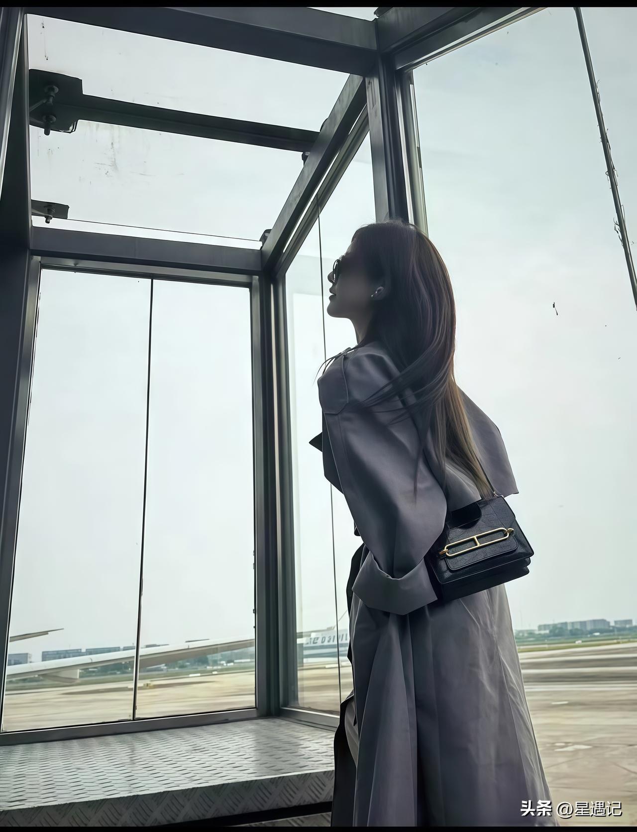 灰色风衣的高级感，被赵露思拿捏住了