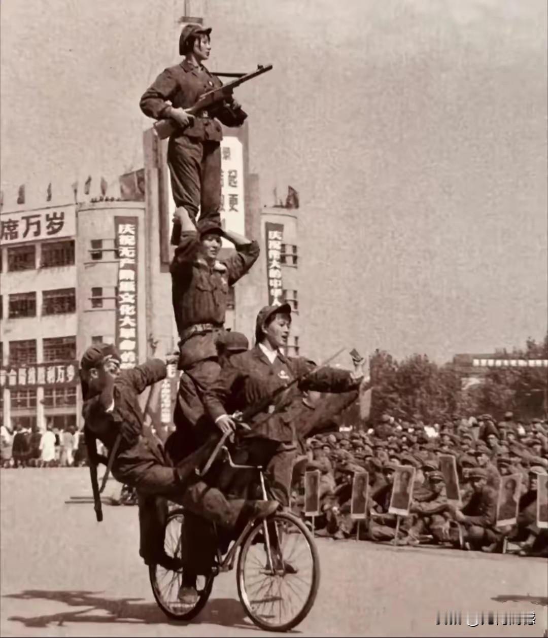 一个自行车上能够承载这么多人，这自行车的质量实在是太好了，而且骑自行车的这个人技