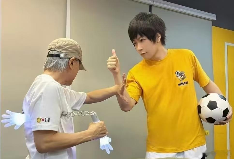 时光留存热爱，情谊历经岁月，周星驰、周杰伦、阿信暖心相聚，共同见证功夫女足绽放璀