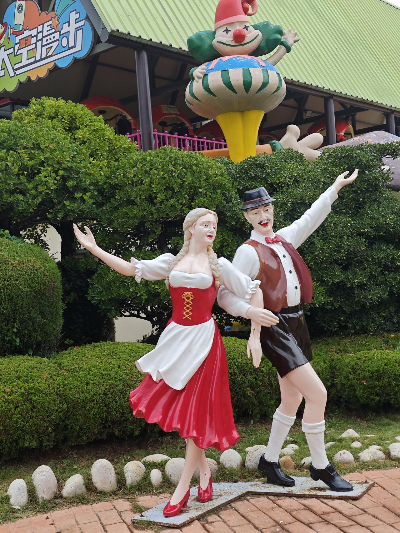 《七律·踏春》
作者：转转看到


嫩绿柳叶巧手裁，
澄澈碧波入眸来。
薄雾漫洒