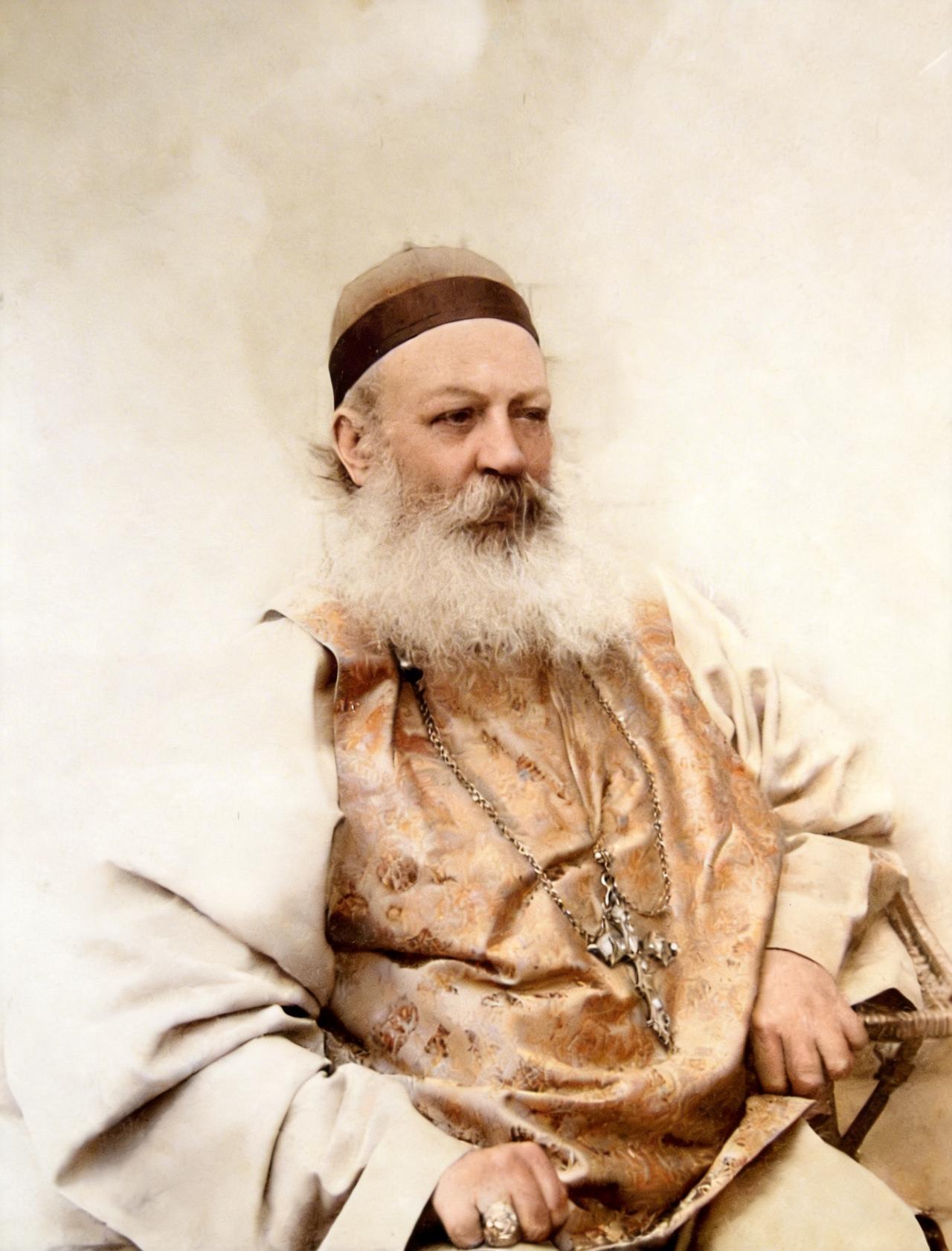 这名清末法国天主教传教士自从进入中国后野心不断地膨胀。他试图通过攀附京师的达官显