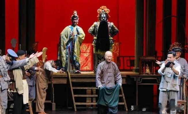 《戏台》一剧，荒诞幕起，却绘尽乱世伶人于夹缝间的苟全与坚守。上有盘剥，旁有欺凌，