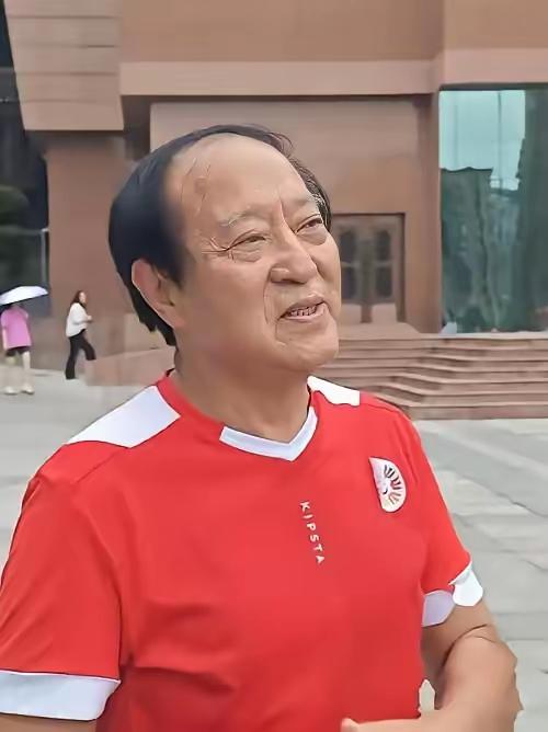 万万没想到，折腾半生、一度倾家荡产的牛群，晚年竟被在美国毕业的儿子牛童，用最朴素