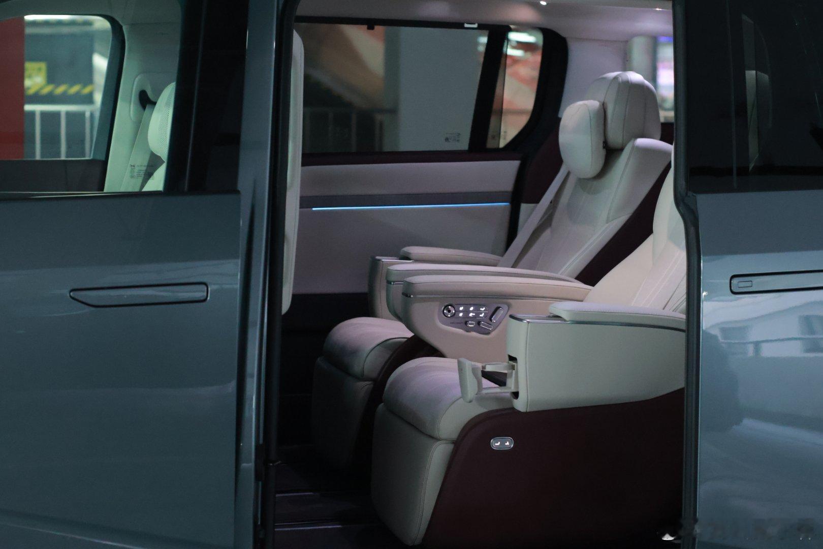 年初一，先祝大家春节快乐！马上发财！今年春节开小鹏x9，不得先给它拍几张照片明天