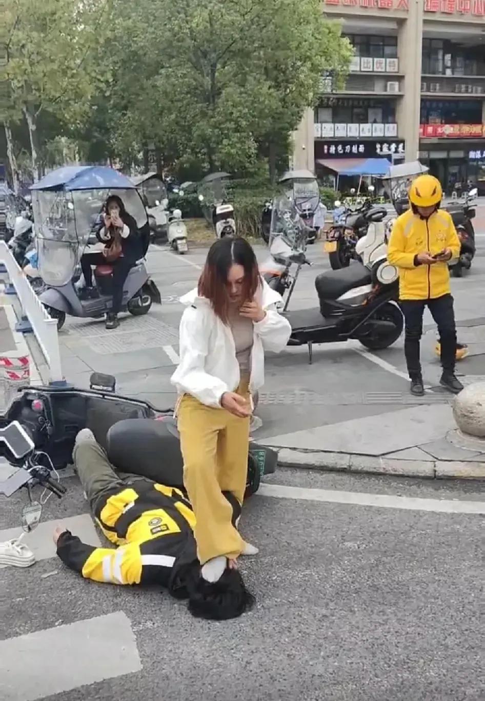 重庆警方最新通报，涉事黄衣女子因殴打外卖员已被依法刑事拘留。事件细节逐渐浮出水面