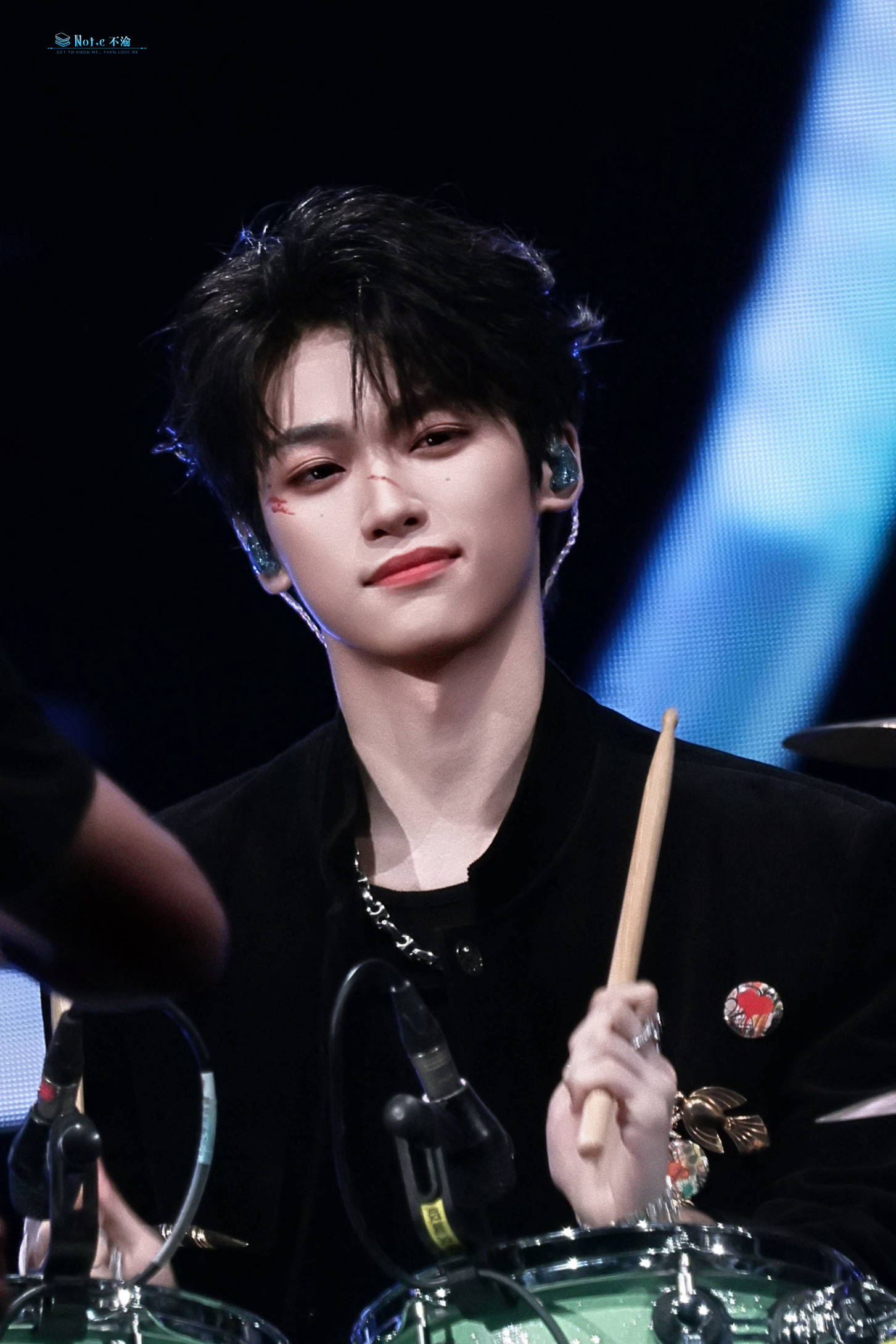 🔮 初见少年时，眼如星光，便怀恨为何如此之晚识少年。