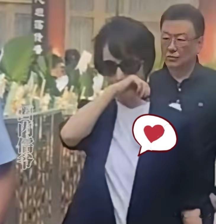 9月17日上午，
敬一丹的告别仪式
在北京八宝山殡仪馆肃穆举行。

无数业内同仁