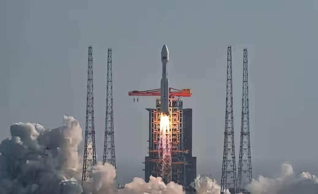 12月6日，海南商业航天发射场的烈焰刺破苍穹，长征八号甲运载火箭托举着卫星互联网