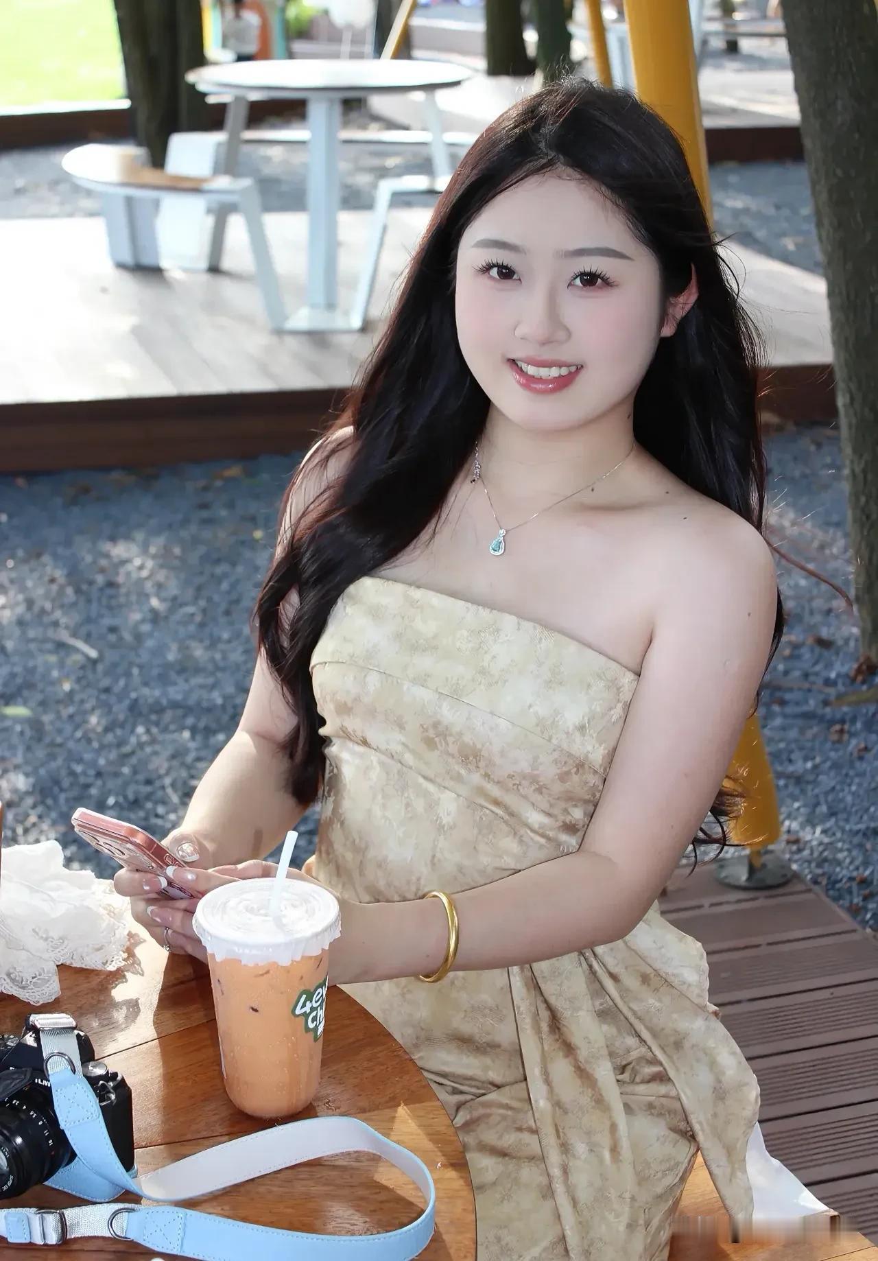 清澈如湖，灵动似星，
一眨一眨，藏满好奇与纯真。
谁懂这种瞬间被治愈的感觉？