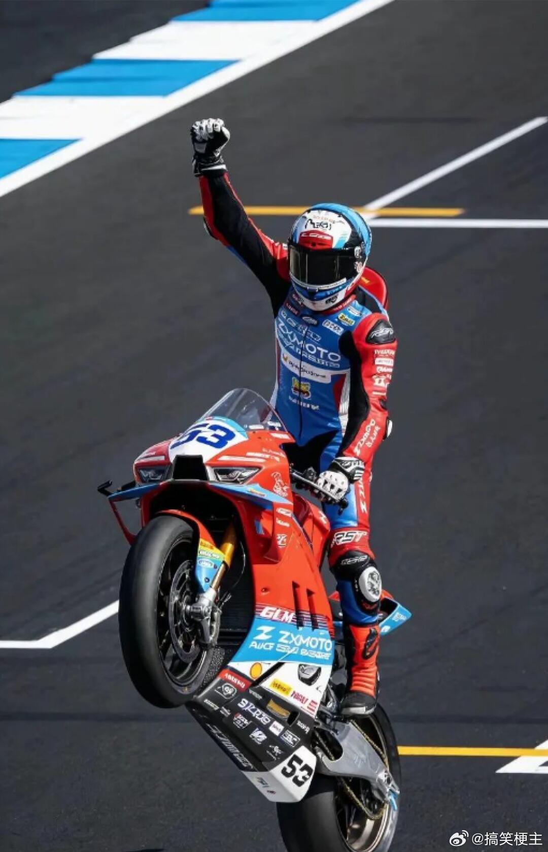 张雪机车夺冠是一个中国奇迹张雪的历程真的是一部奋斗史 循环看了三遍张雪机车冲线的