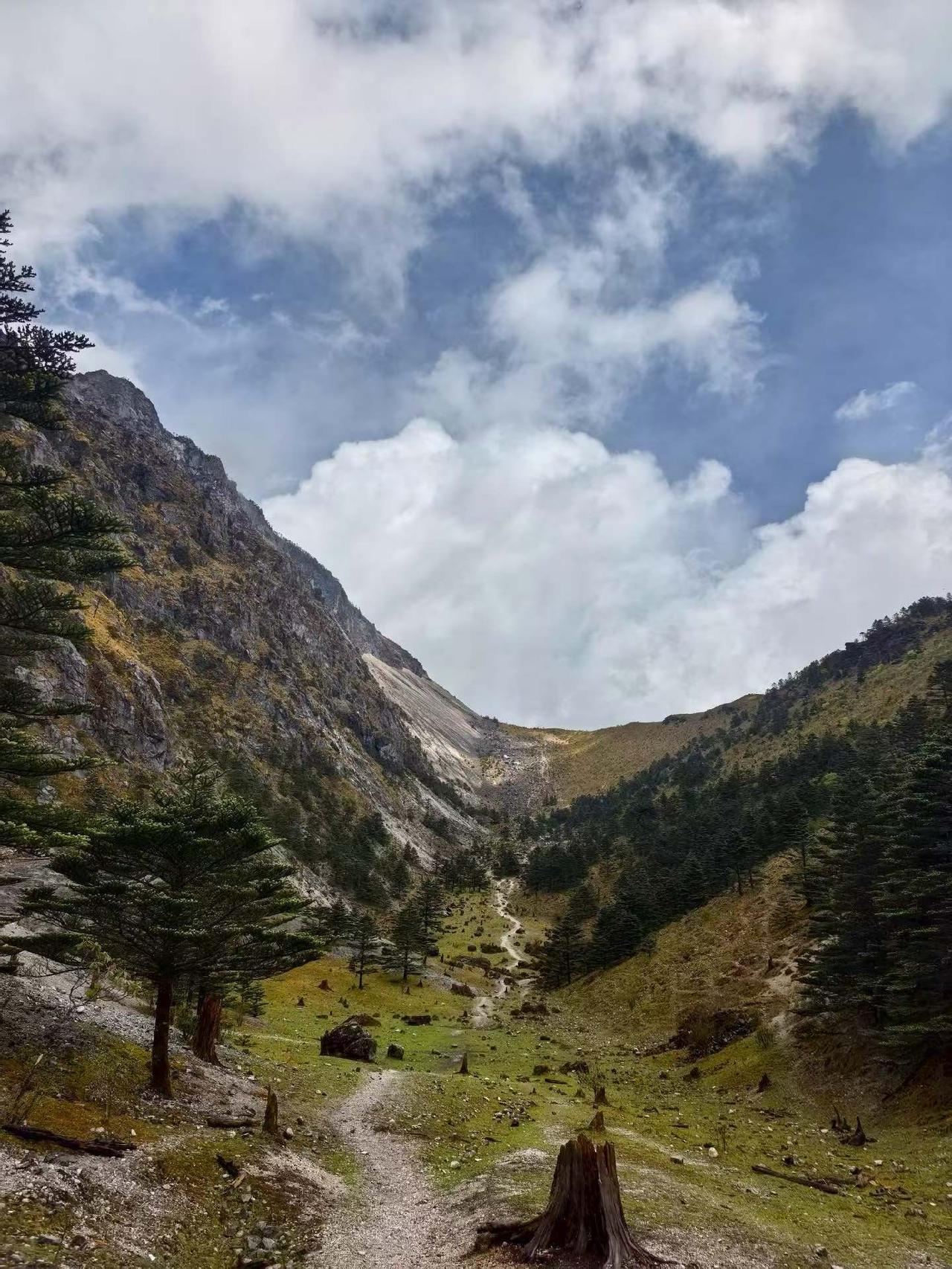 第一天 干河坝 ~牛奶湖
一路天阴，日晒，下雨，冰雹，爬上山去看到的美景总是让人