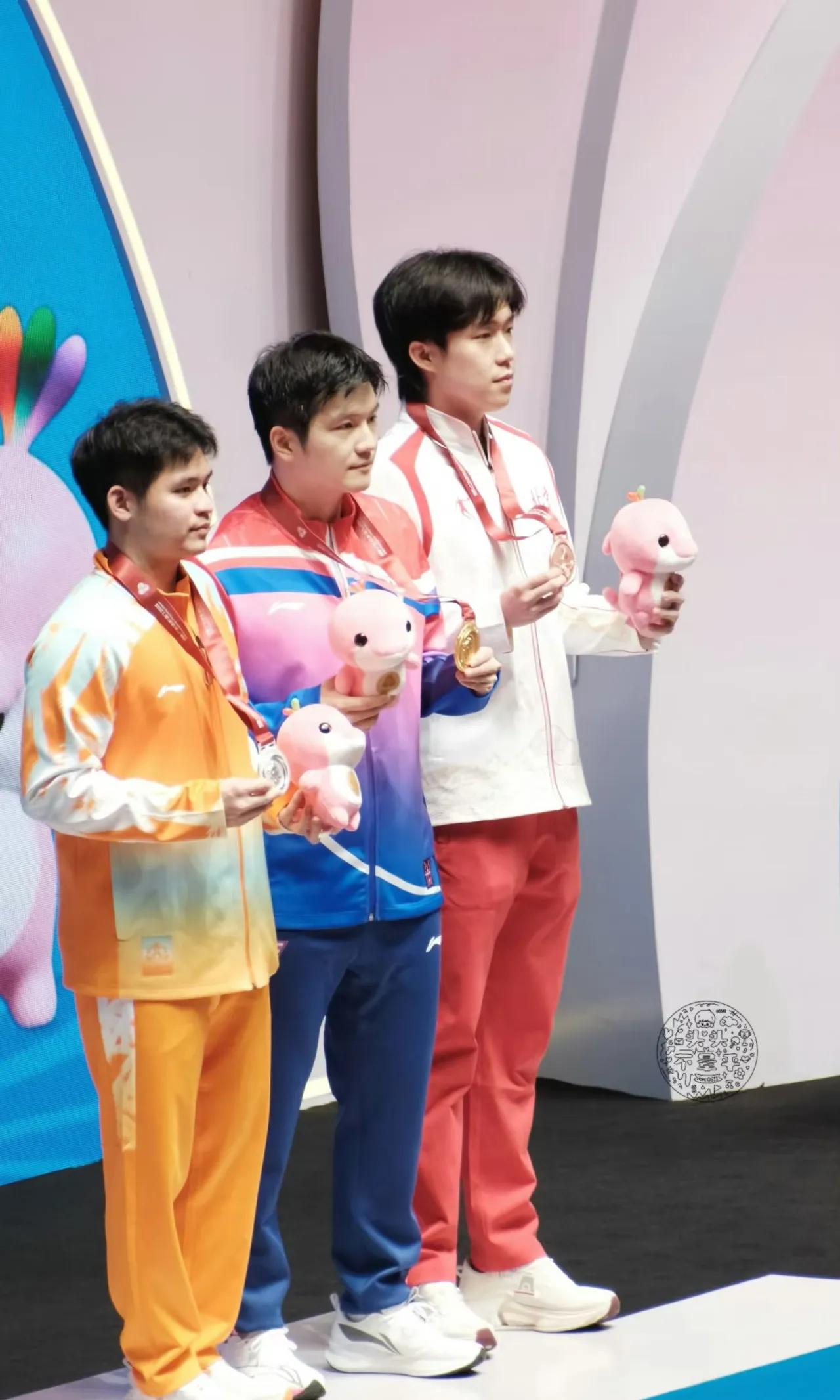 全运会乒乓球男单的领奖台上，樊振东，王楚钦，林诗栋，又一起回到了少年模样，青涩，