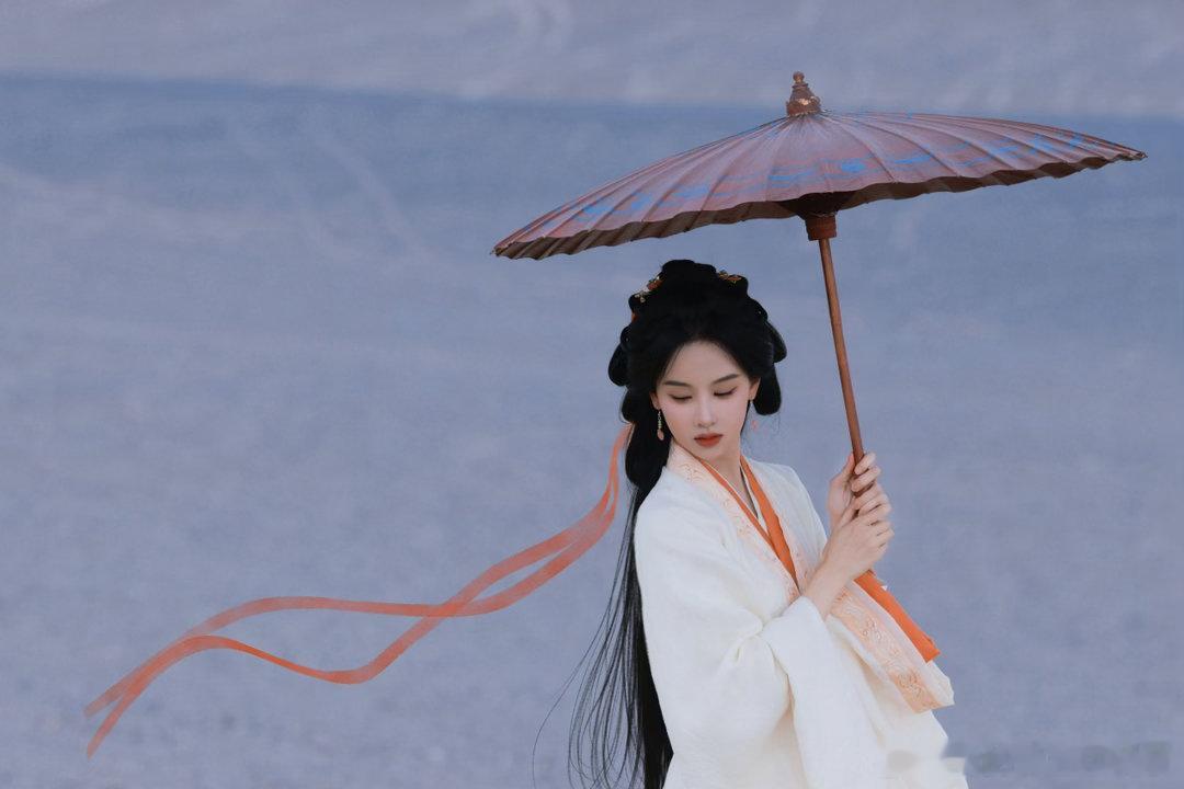 陈都灵大步朝前走陈都灵前路自昭昭以步履赴山海，以初心待光影，陈都灵从容大步朝前，