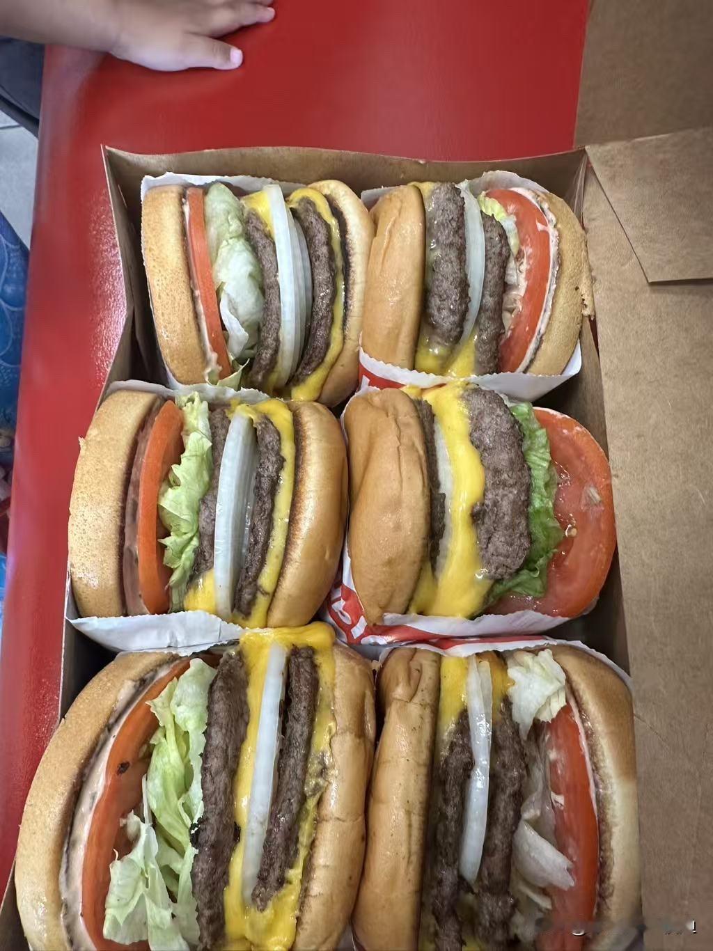 儿子家的饮食已经西餐化，以快捷便利的汉堡为主。儿子一家在国外生活，早晨他们在家对