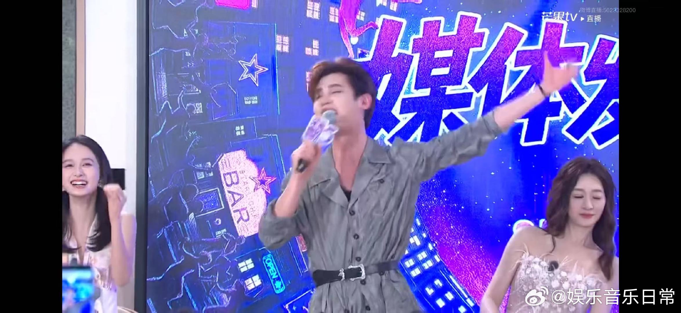 黄明昊突然发作吓李小冉一跳   说好的看书思考呢？黄明昊在《不想睡的星期五》直播